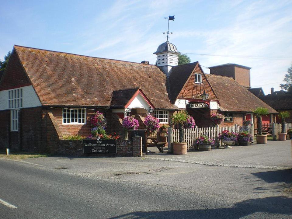 リミントン The Walhampton Arms Bed & Breakfast エクステリア 写真