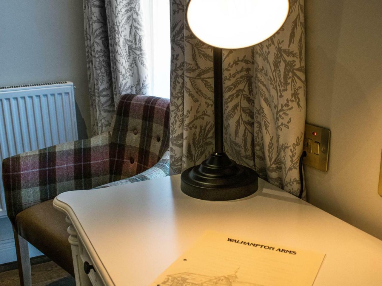 リミントン The Walhampton Arms Bed & Breakfast エクステリア 写真