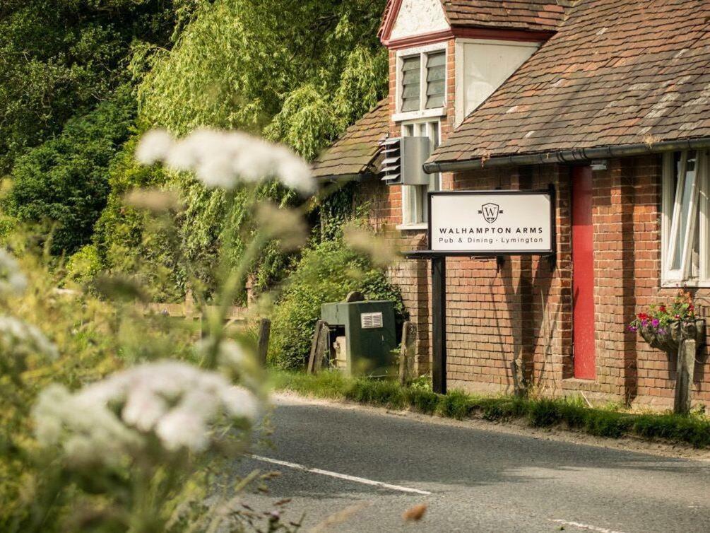 リミントン The Walhampton Arms Bed & Breakfast エクステリア 写真